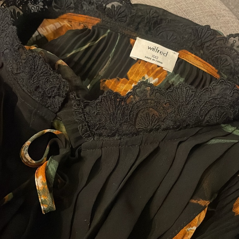 Aritzia Wilfred Floral Black and Orange Deep V-neck Mandarin Lace Collar - Picture 3 of 7
